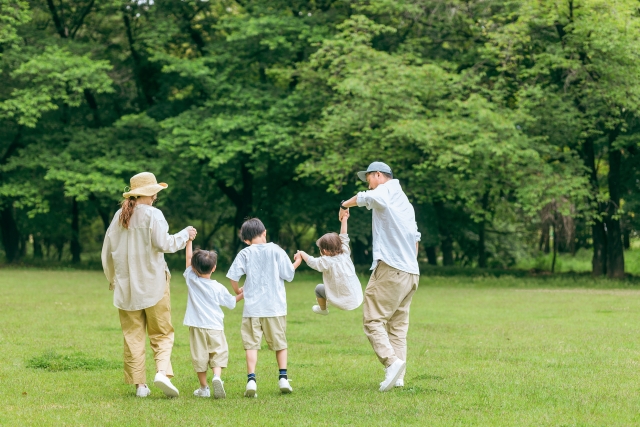 散歩する家族