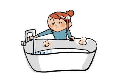 お風呂にお湯を張る女性
