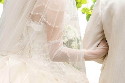 結婚式を挙げる二人