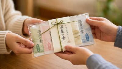 お土産の入浴剤を手渡すところ