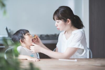 歯を磨いてあげるお母さん