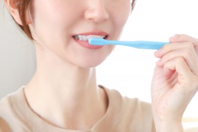 歯磨きする女性