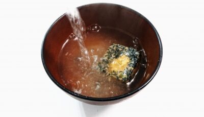 お湯を注げば出来上がるインスタント味噌汁